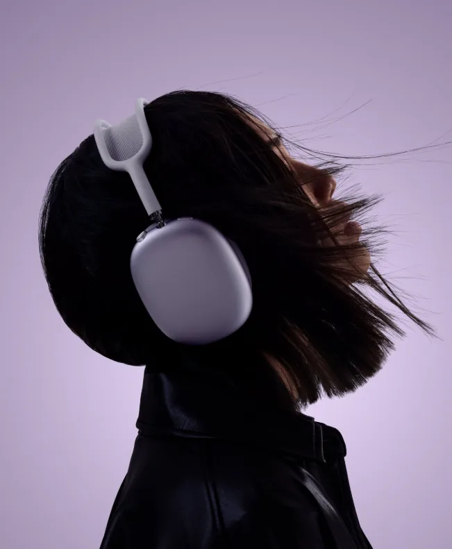 Persona disfrutando música con AirPods Max blancos